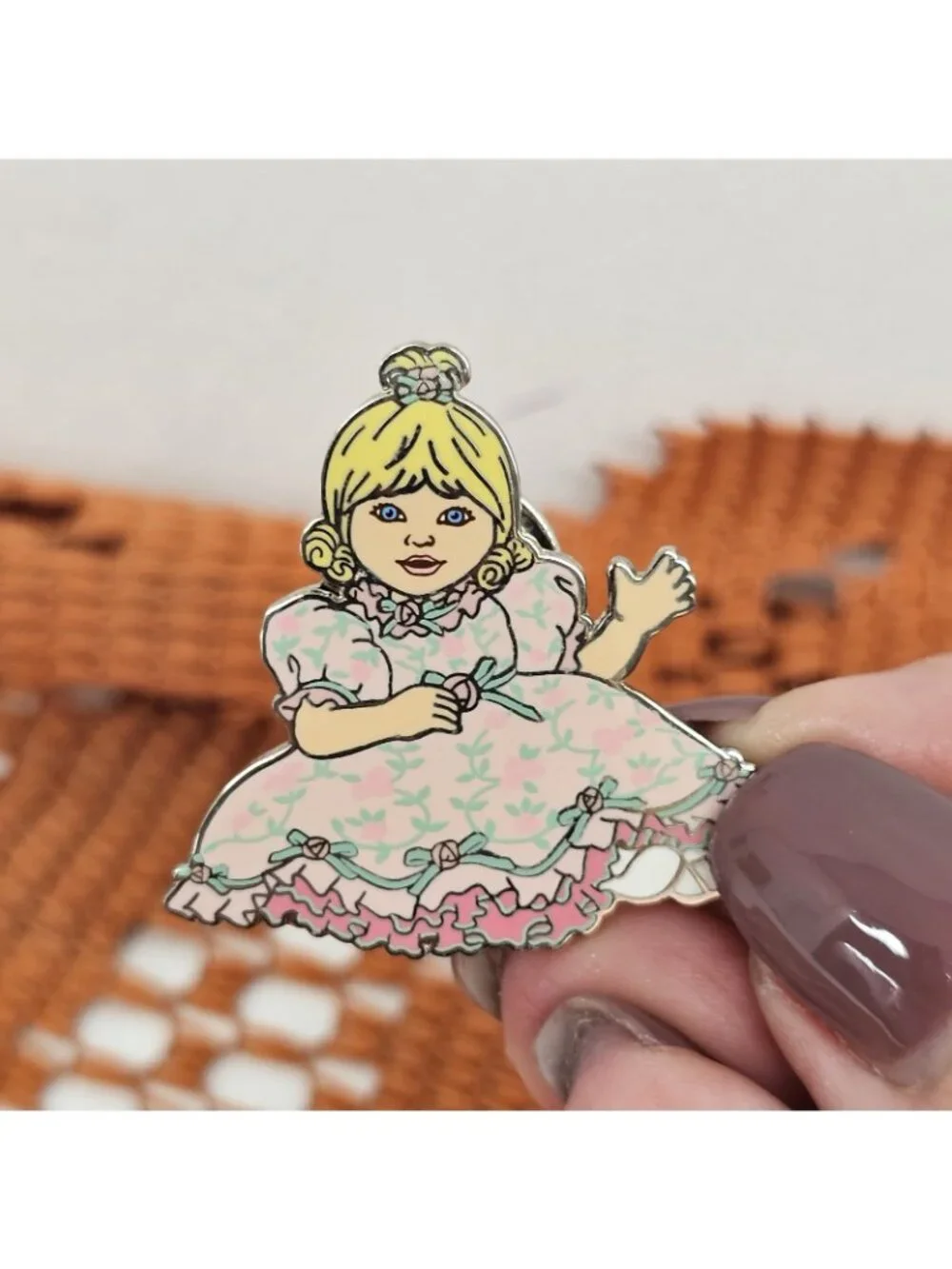 VTG Marie Osmond 2002 Queen Elizabeth Doll Enamel Pin Coming Up Roses 2